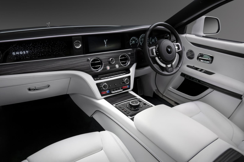 Cụm điều khiển trung t&acirc;m của Rolls-Royce Ghost 2021 nối h&agrave;i h&ograve;a với mặt t&aacute;p-l&ocirc;