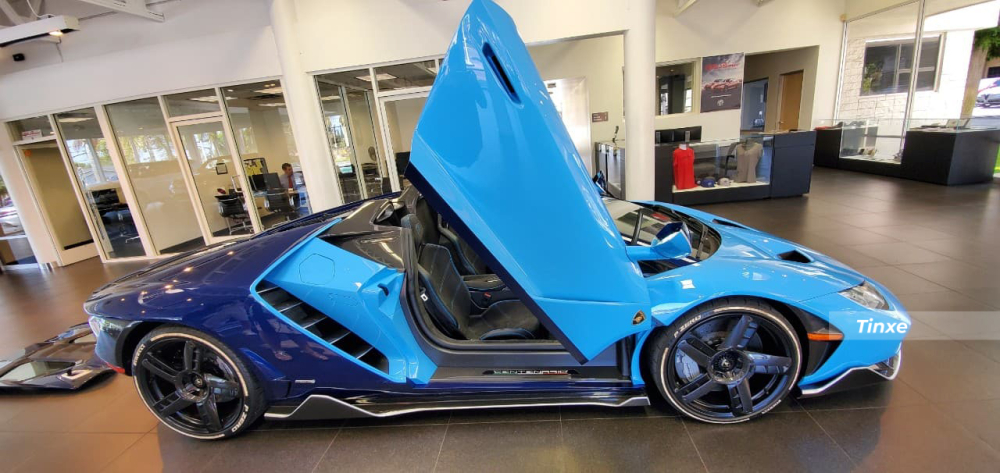 Chiếc siêu xe Lamborghini Centenario Roadster này phối 2 tông màu rất đẹp mắt