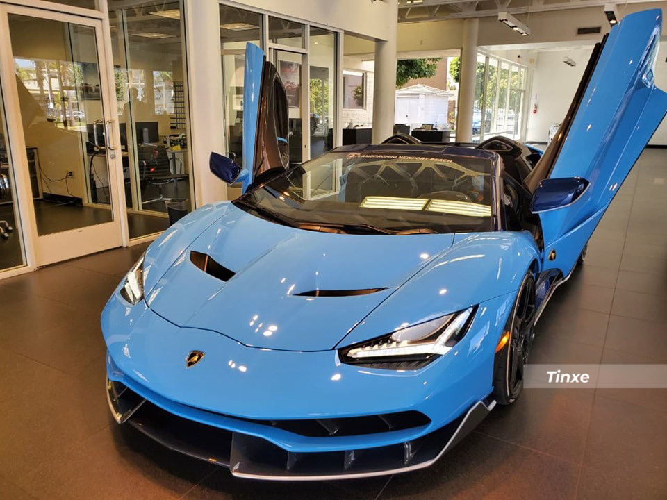 Siêu phẩm Lamborghini Centenario Roadster nhìn từ đầu xe