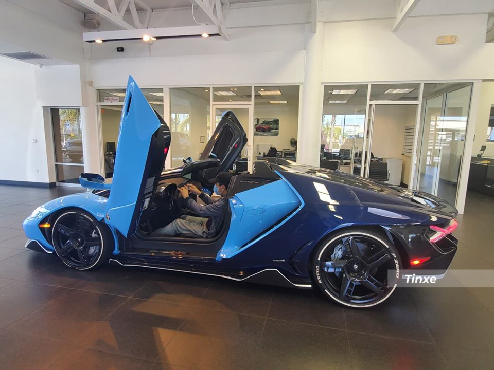 Doanh nhân Việt bay tận sang Mỹ xem mắt siêu phẩm Lamborghini Centenario Roadster chỉ có 20 xe trên thế giới