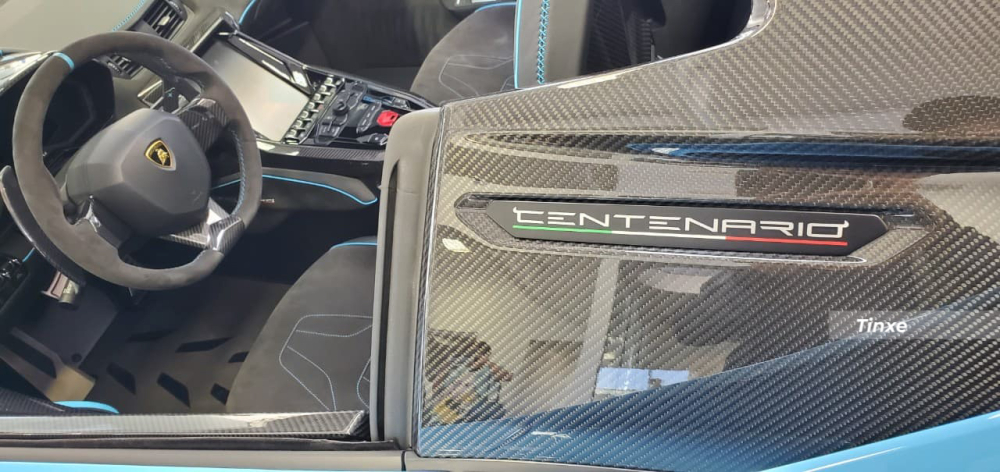 Sợi carbon xuất hiện rất nhiều trên chiếc xe Lamborghini Centenario Roadster 2 tông màu này