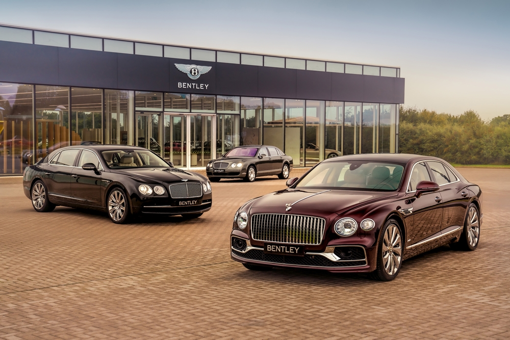 Bộ 3 Bentley Flying Spur qua các thế hệ. Chiếc xa nhất là Bentley Continental Flying Spur, kế đến xe màu đen là Bentley Flying Spur thế hệ thứ 2 và cuối cùng là Bentley Flying Spur thế hệ thứ 3 có màu rượu vang