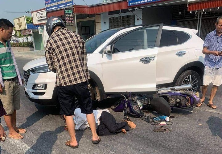 Hiện trường vụ tai nạn xe máy tông vào xe Hyundai Tucson đang quay đầu trên đường Hiện trường vụ tai nạn xe máy tông vào xe Hyundai Tucson đang quay đầu trên đường