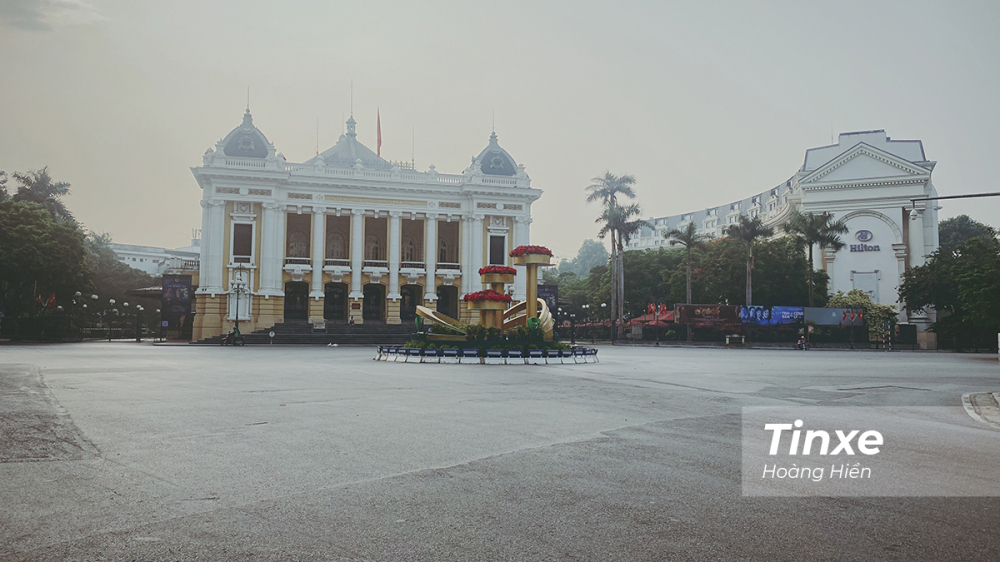 Nhiều người d&acirc;n sống tại H&agrave; Nội tranh thủ ng&agrave;y nghỉ để đi chơi n&ecirc;n đường phố kh&aacute; vắng vẻ.