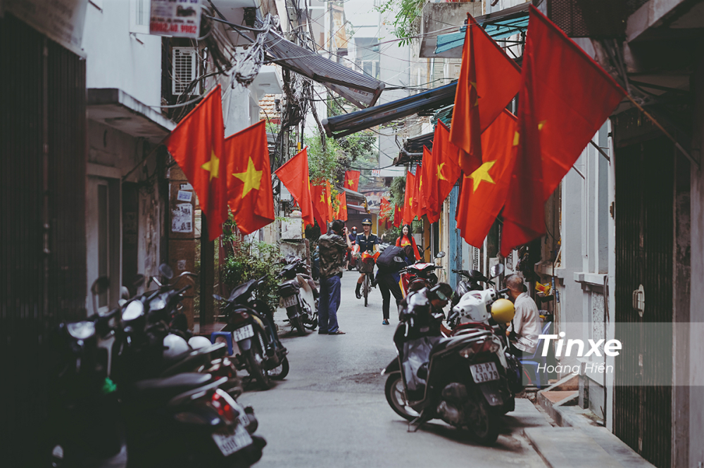 Nhiều người d&acirc;n H&agrave; Nội tranh thủ ng&agrave;y Quốc Kh&aacute;nh đ&atilde; đi chụp ảnh để lưu lại những h&igrave;nh ảnh đẹp của ng&agrave;y Quốc Kh&aacute;nh.