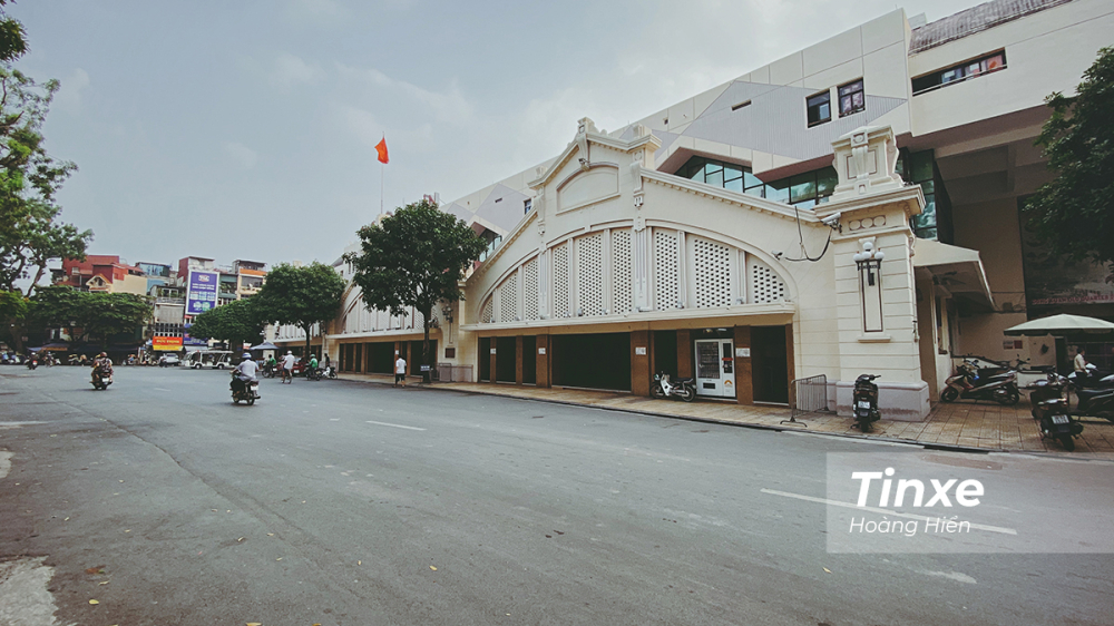Chợ Đồng Xu&acirc;n cũng vắng b&oacute;ng c&aacute;c tiểu thương.