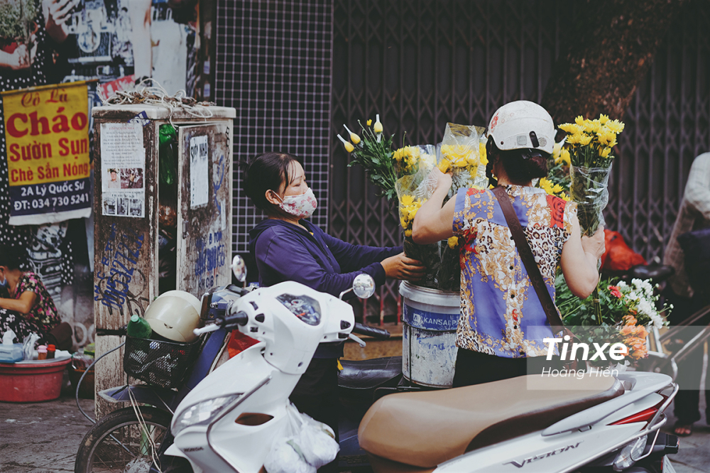 Ng&agrave;y Quốc Kh&aacute;nh năm nay tr&ugrave;ng với ng&agrave;y rằm th&aacute;ng 7 n&ecirc;n từ s&aacute;ng sớm c&aacute;c khu chợ d&acirc;n cư đ&atilde; đ&ocirc;ng đ&uacute;c b&agrave; con d&acirc;n cư đi chợ sớm.