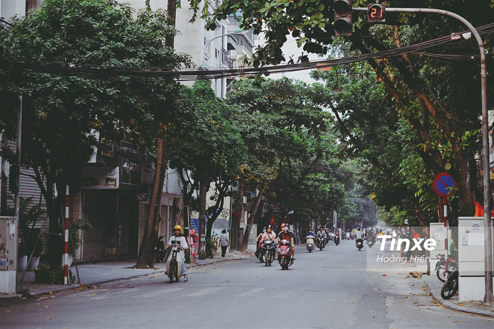 Ngay từ s&aacute;ng sớm, c&aacute;c con phố của H&agrave; Nội đ&atilde; vắng b&oacute;ng người qua lại khiến cho kh&ocirc;ng gian trở n&ecirc;n y&ecirc;n tĩnh hơn ng&agrave;y thường.