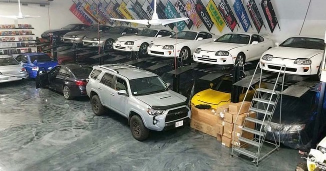 Những chiếc Toyota Supra đời cũ được xếp tr&ecirc;n kệ