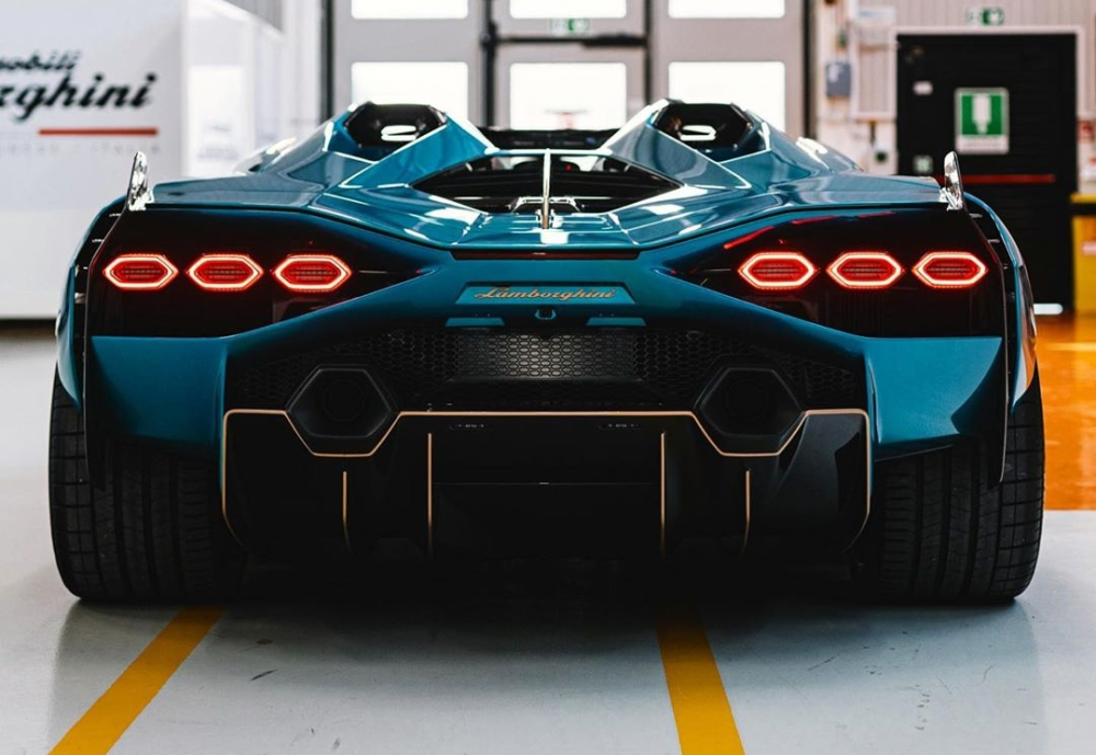 C&ograve;n đ&acirc;y l&agrave; thiết kế đu&ocirc;i xe Lamborghini Si&aacute;n Roadster 