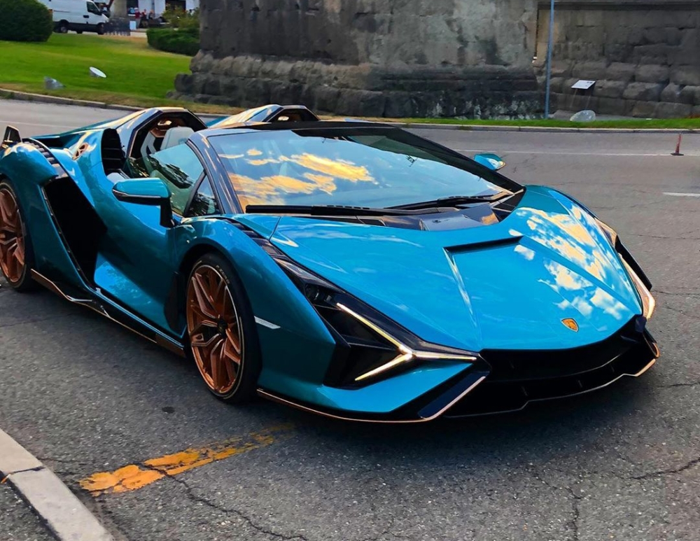 Lamborghini Si&aacute;n Roadster nh&igrave;n từ đầu xe