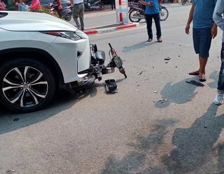 Honda Dream va quẹt với xe Lexus RX trên đường