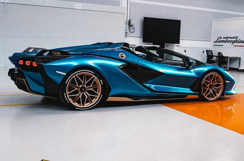 Nhưng tất cả xe Lamborghini Si&aacute;n Roadster đều đ&atilde; c&oacute; chủ