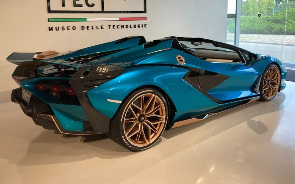 Thiết kế b&ecirc;n h&ocirc;ng của Lamborghini Si&aacute;n mui trần