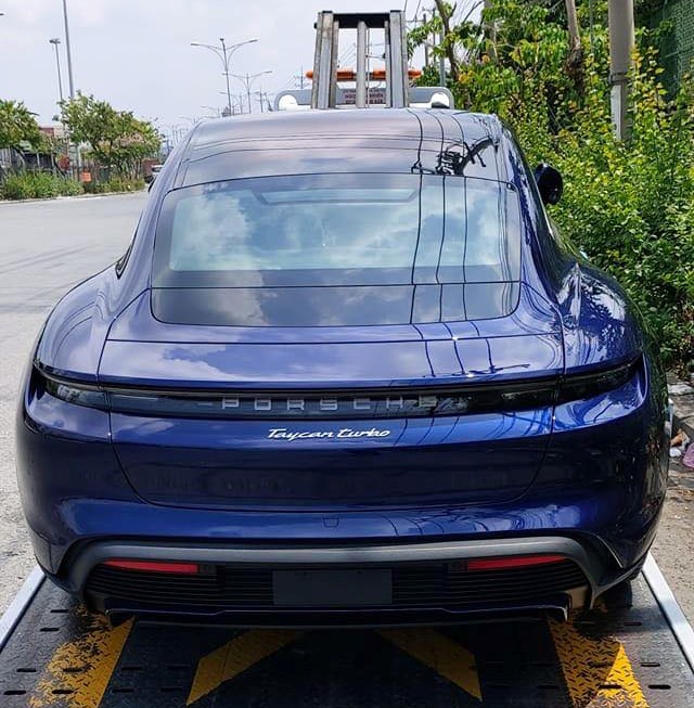 Chiếc Porsche Taycan đầu ti&ecirc;n đ&atilde; được nhập khẩu ch&iacute;nh h&atilde;ng về Việt Nam từ th&aacute;ng 4/2020.