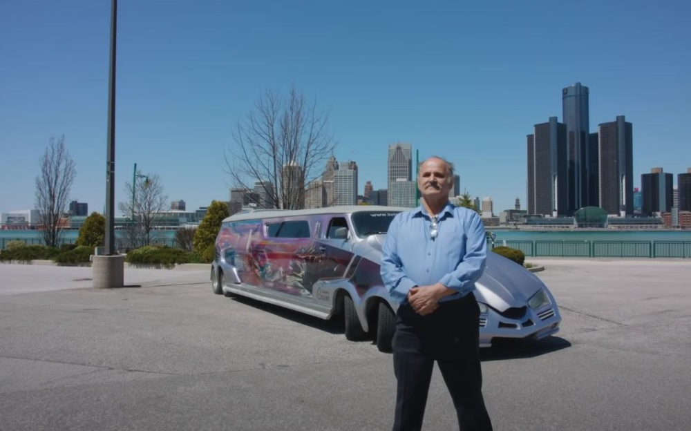 Ivan Benic và chiếc xe van dài hơn 10 mét mang tên Cosmic Cruiser