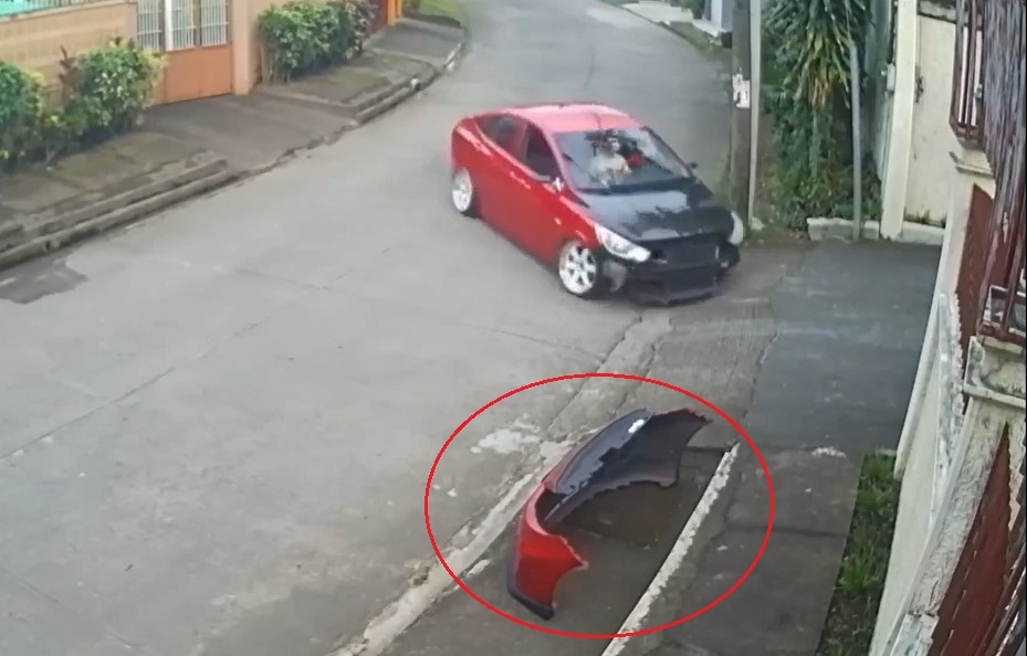 Cản trước của chiếc Hyundai Accent độ gầm thấp bị th&aacute;o ra trước khi xe l&ecirc;n dốc