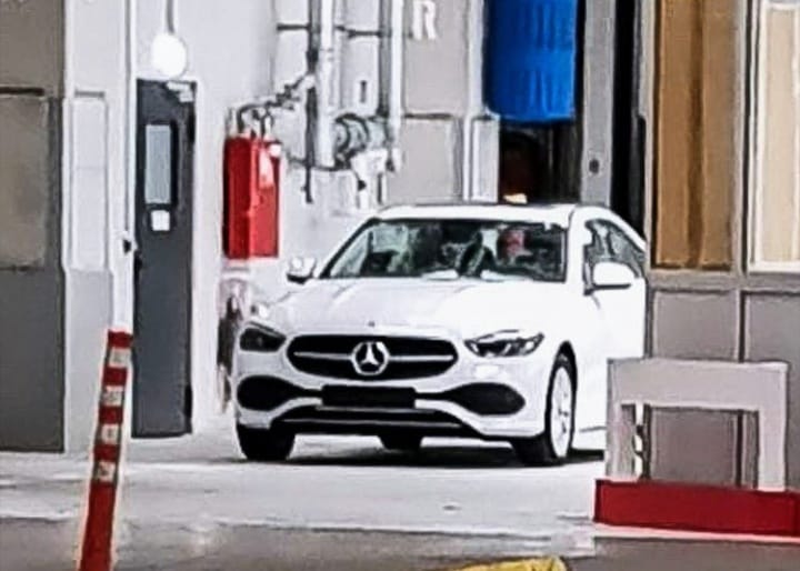 Mercedes-Benz C-Class 2022 lộ diện trong nhà máy Mercedes-Benz C-Class 2022 lộ diện trong nhà máy