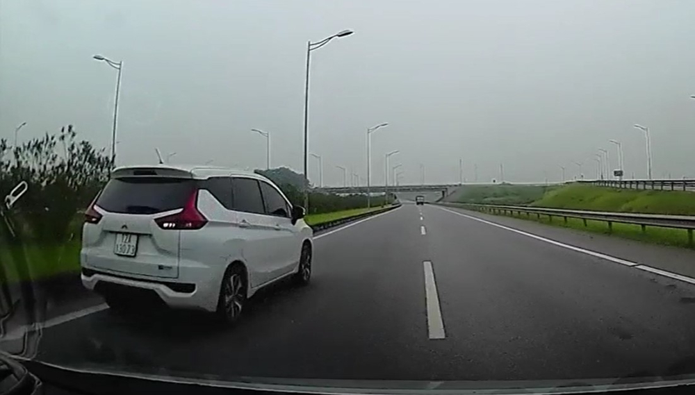 Chiếc &ocirc; t&ocirc; Mitsubishi Xpander mang biển kiểm so&aacute;t Lạng Sơn đi l&ugrave;i tr&ecirc;n cao tốc H&agrave; Nội - Th&aacute;i Nguy&ecirc;n