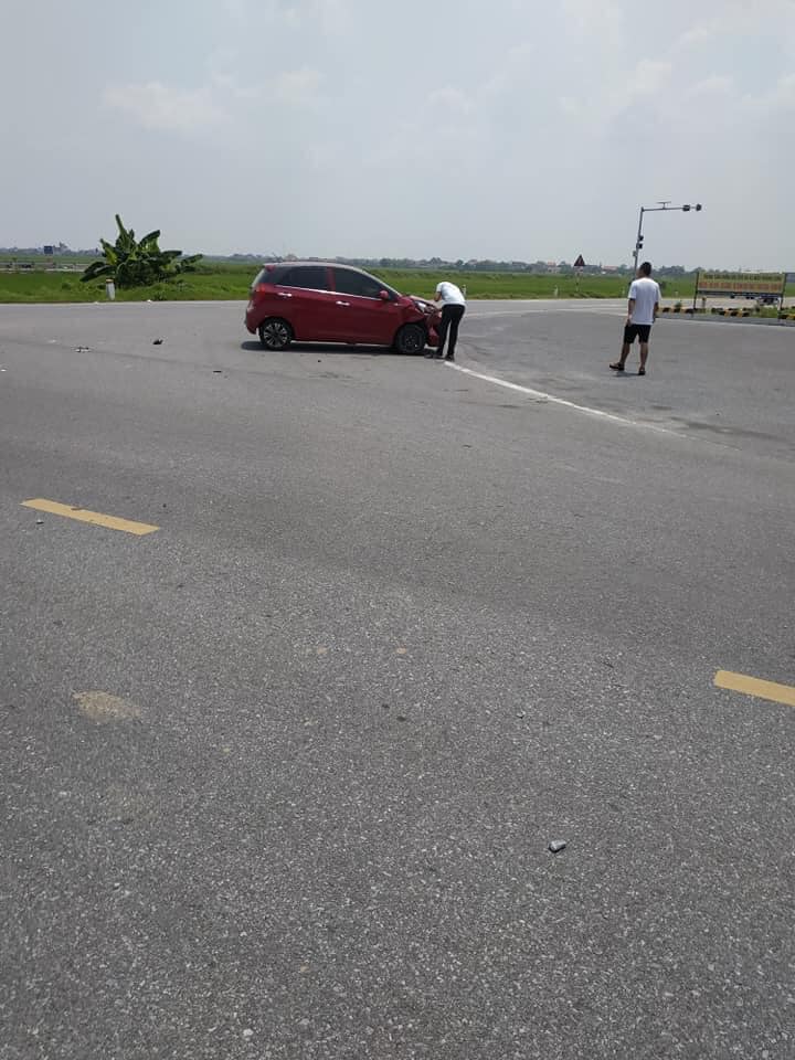 Chiếc ô tô màu đỏ bị biến dạng phần đầu xe