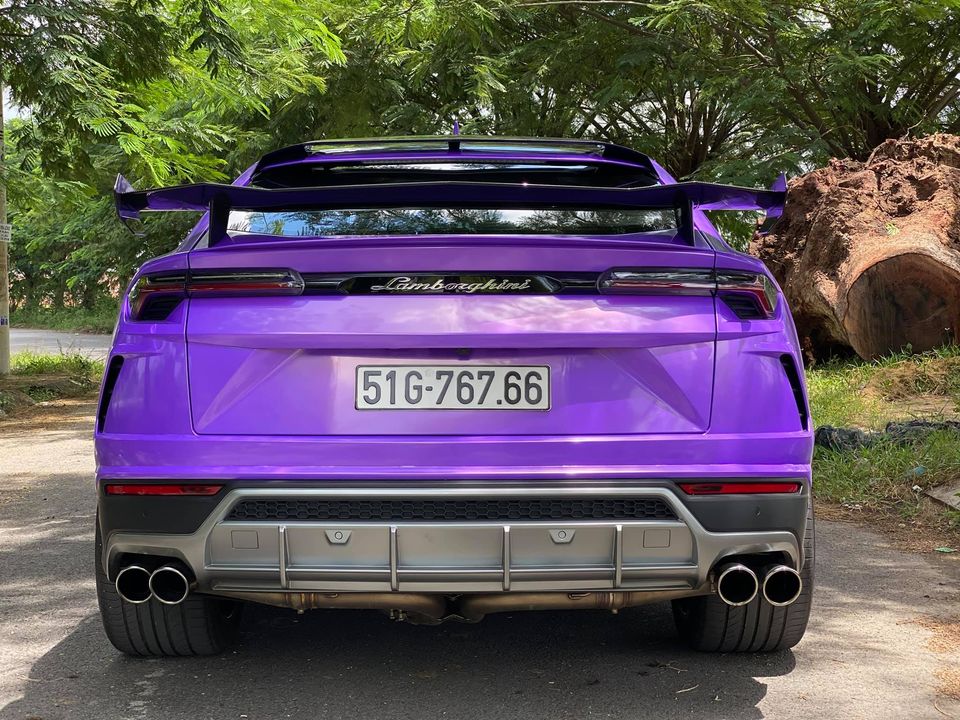 Ngoài ra là cánh gió đuôi carbon khổng lồ trên mẫu xe Lamborghini Urus này