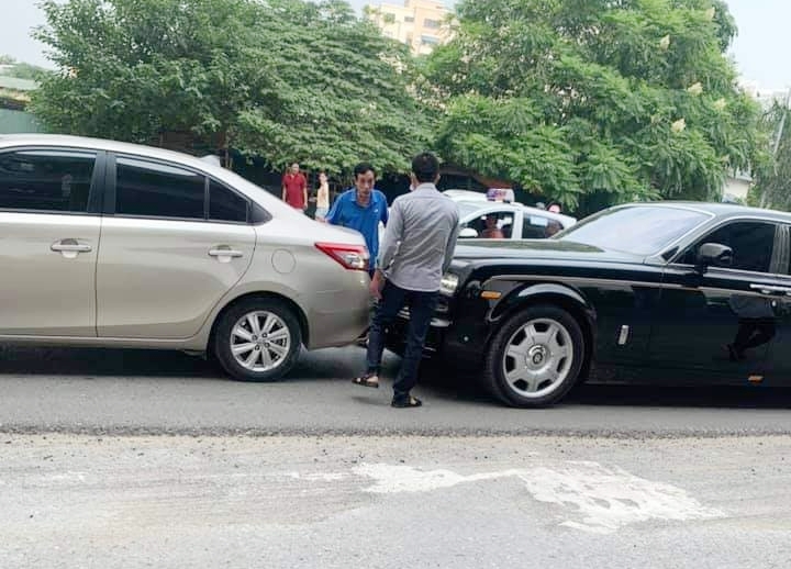 Chiếc Rolls-Royce Phantom t&ocirc;ng v&agrave;o đu&ocirc;i xe Toyota Vios