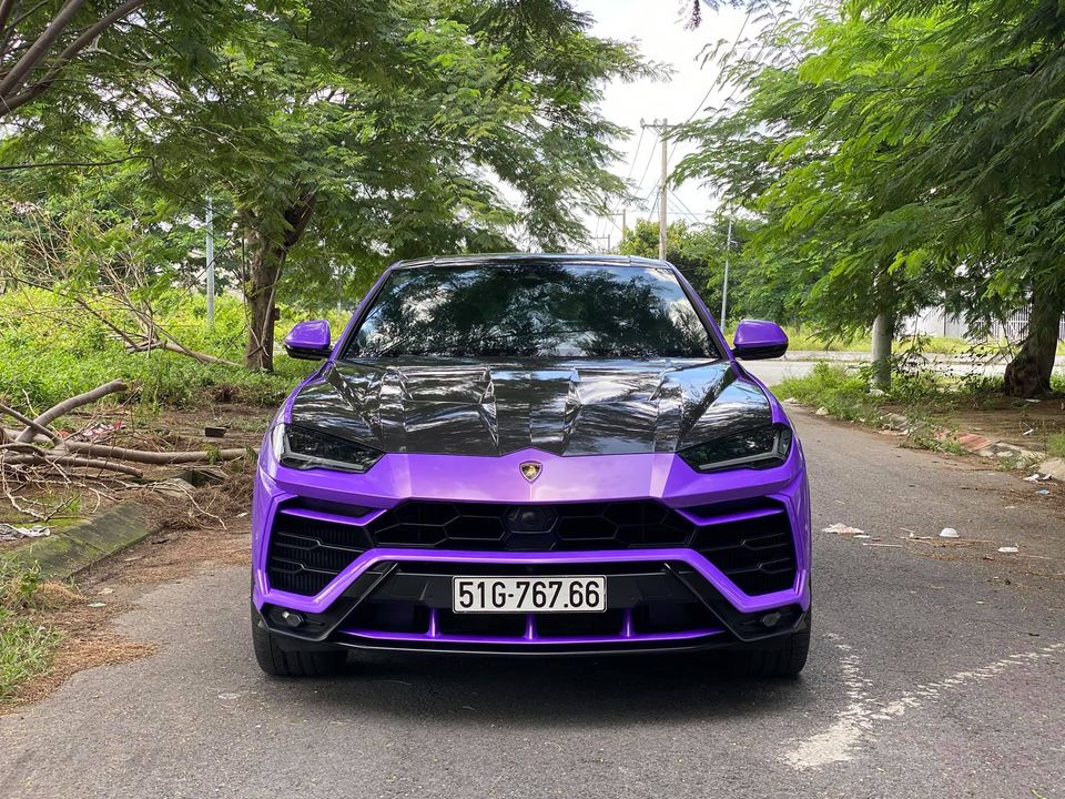 Diện mạo của siêu SUV Lamborghini Urus mang màu tím độc nhất tại Việt Nam
