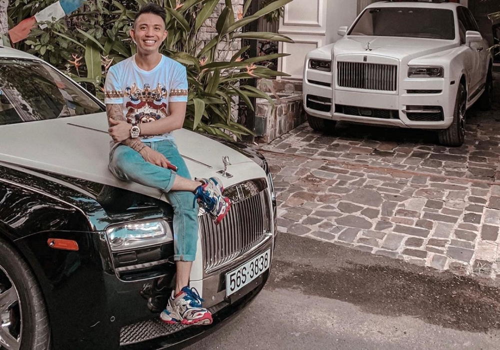 Minh Nhựa ngồi trên nắp capô của Rolls-Royce Ghost