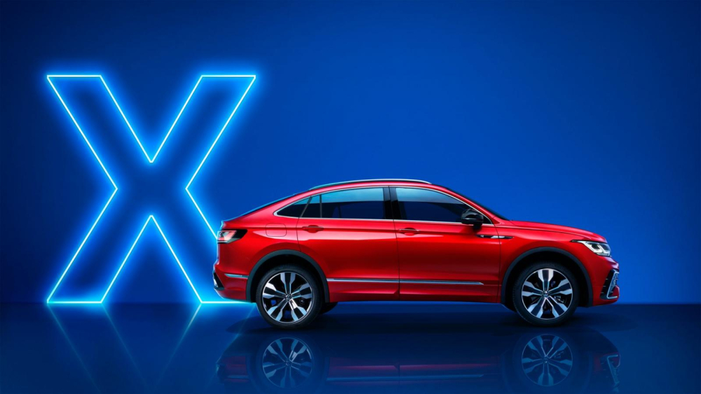 Mang thiết kế SUV Coupe nên đuôi mui xe có thiết kế vuốt xuôi xuống đuôi Mang thiết kế SUV Coupe nên đuôi mui xe có thiết kế vuốt xuôi xuống đuôi