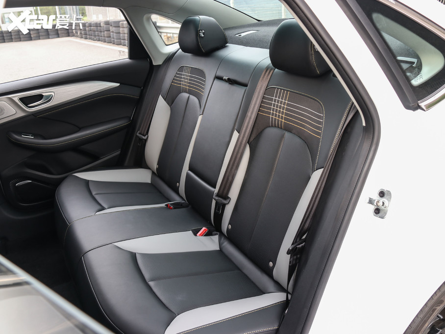 Hàng ghế sau của Roewe i6 Max