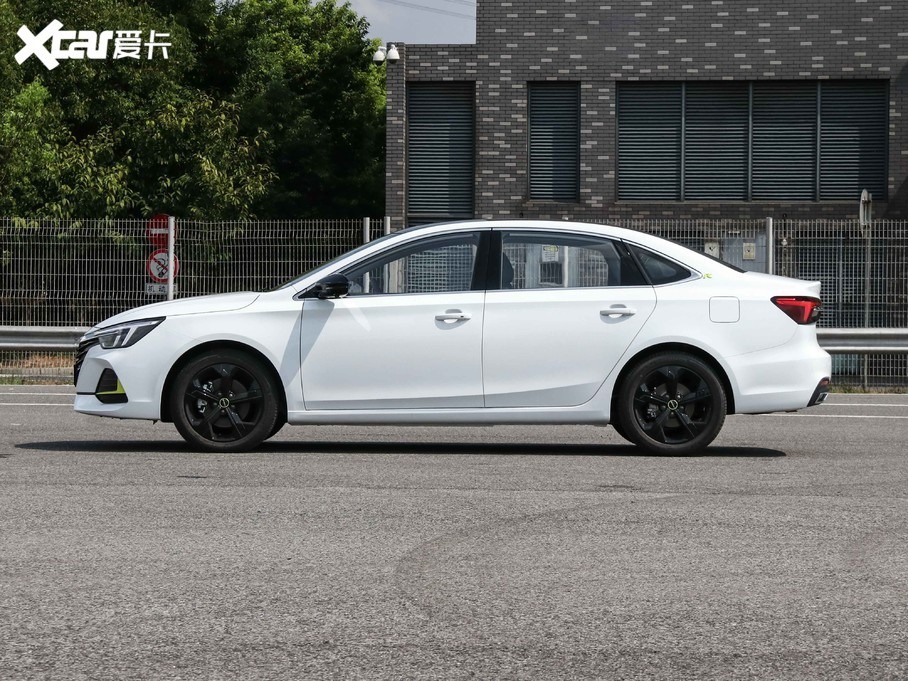 Bên sườn của Roewe i6 Max
