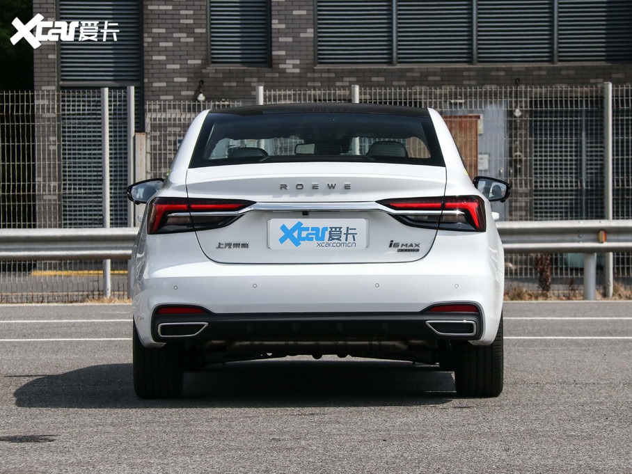 Nhìn thẳng đuôi xe Roewe i6 Max