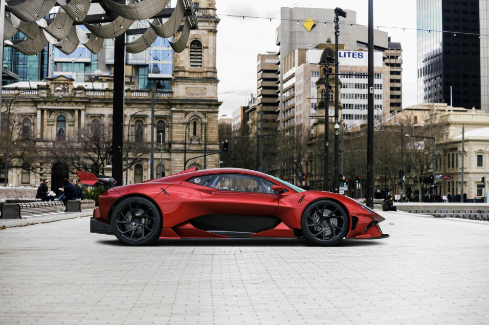 Chưa rõ giá của Brabham BT62R là bao nhiêu nhưng nó sẽ được bán vào ngay cuối năm nay