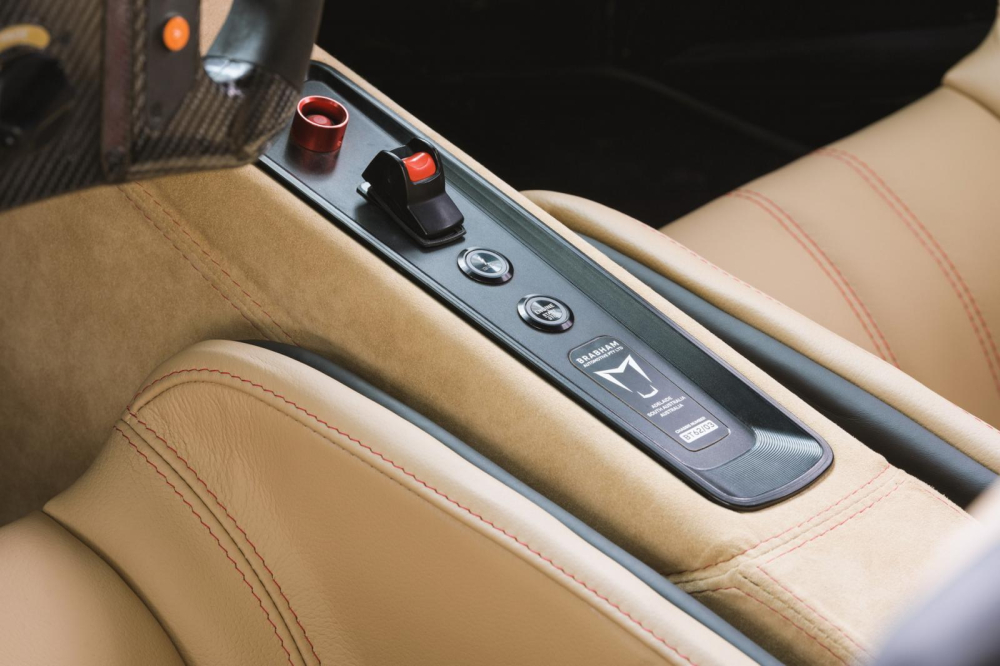 Cụm điều khiển trung tâm của Brabham BT62R