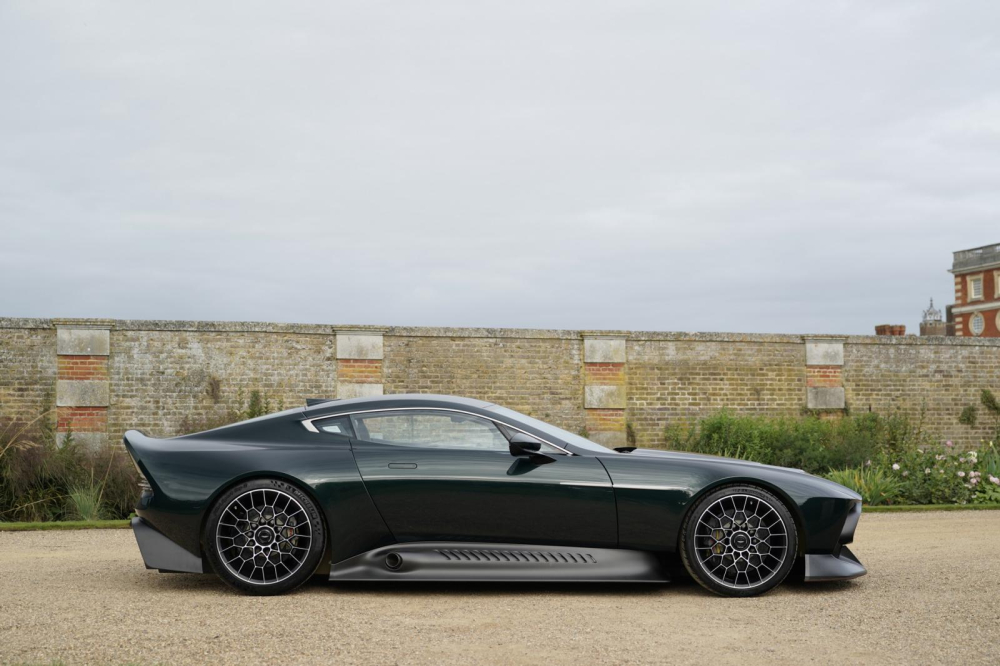 Victor ra đời từ bộ khung liền khối bằng sợi carbon của siêu xe Aston Martin One-77 Victor ra đời từ bộ khung liền khối bằng sợi carbon của siêu xe Aston Martin One-77