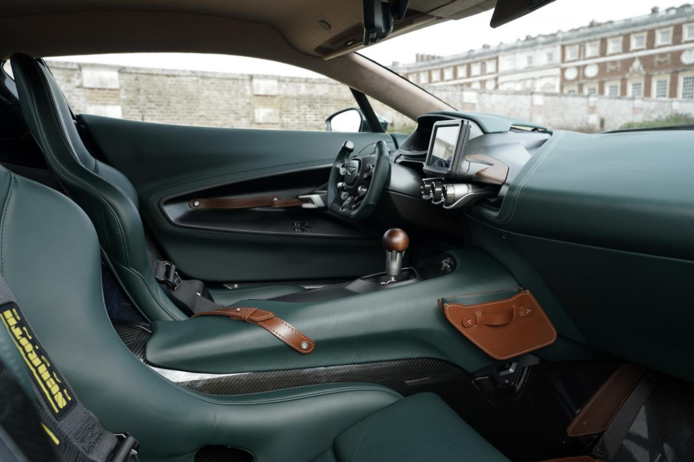 Nội thất của Aston Martin Victor còn được bọc da màu xanh Nội thất của Aston Martin Victor còn được bọc da màu xanh