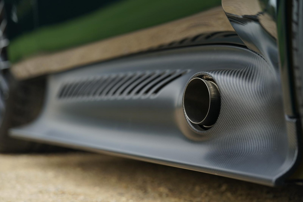 Ống xả nằm bên sườn của Aston Martin Victor Ống xả nằm bên sườn của Aston Martin Victor