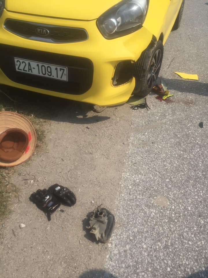 Chiếc Kia Morning bị vỡ góc đầu xe bên trái