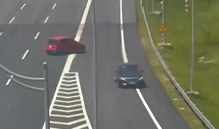 2 chiếc ô tô mang thương hiệu Kia Morning và Mercedes-Benz S-Class nối đuôi nhau đi ngược chiều trên cao tốc Hà Nội - Hải Phòng
