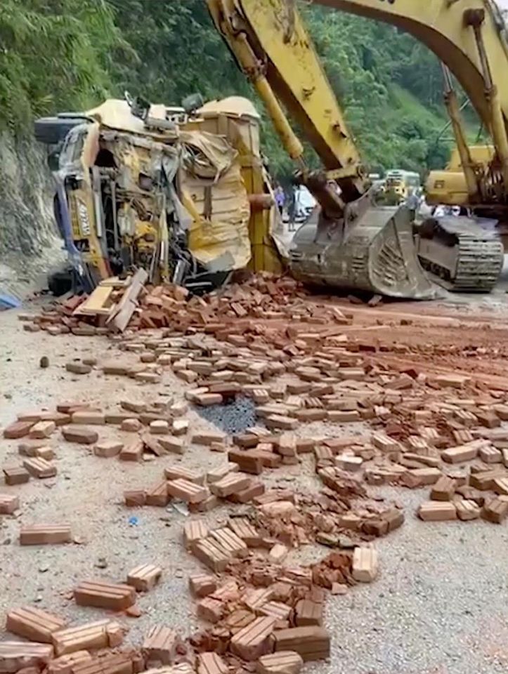 Chiếc &ocirc; t&ocirc; tải bị bẹp d&uacute;m phần đầu xe