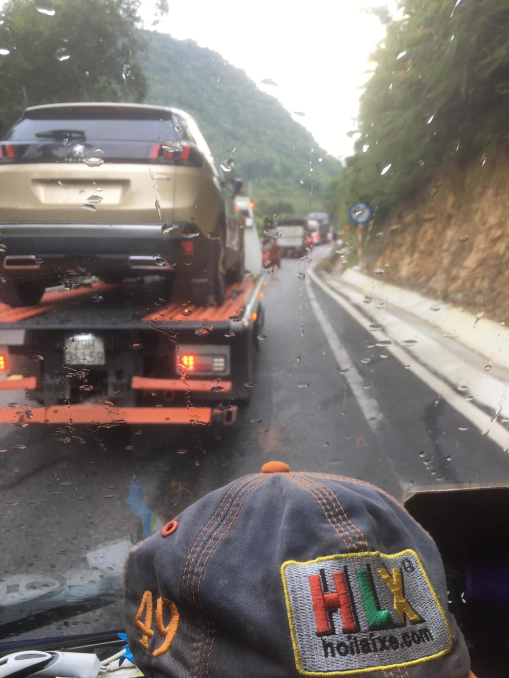 Vụ tai nạn khiến đ&egrave;o Thung Khe bị &ugrave;n tắc giao th&ocirc;ng