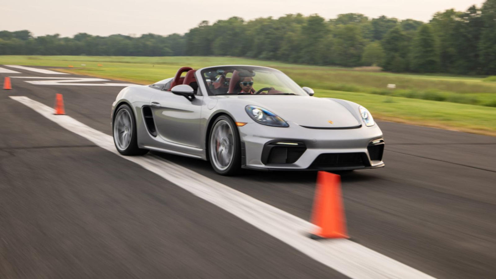 H&igrave;nh ảnh&nbsp;Chloe Chambers cầm l&aacute;i&nbsp;Porsche 718 Spyder 2020 trong qu&aacute; tr&igrave;nh lập kỷ lục chạy&nbsp;slalom