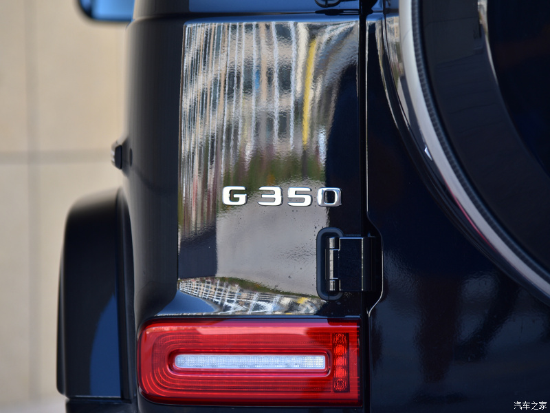 Đằng sau xe có thêm tem nổi G350 mới