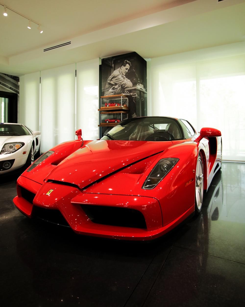 Ferrari Enzo của tay golf chuyên nghiệp Ian Poulter cũng có màu đỏ