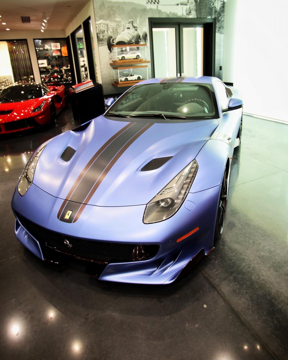 Ferrari F12tdf có màu xanh nhạt
