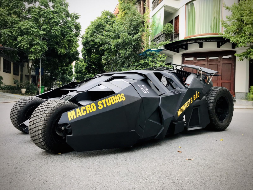 Chiếc xe Bat Mobile của Đắc Chung mới hoàn thành 90% nhưng đã có thể vận hành và đóng mở cửa kiểu cánh chim tự động.