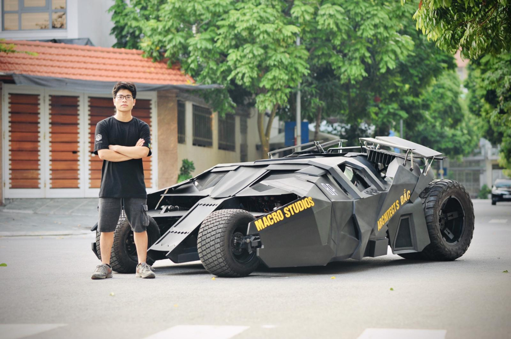 Chàng sinh viên 1998 cùng chiếc xe dơi Bat Mobile của mình.