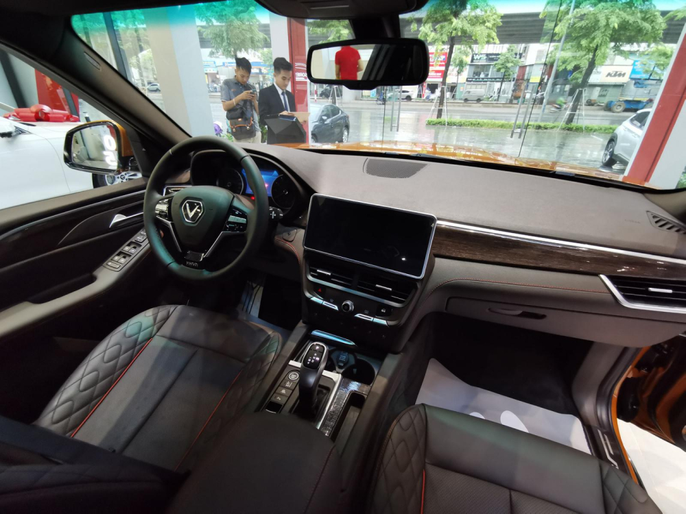 Tổng thể nội thất của VinFast President bọc da nâu và phối hợp với các chi tiết ốp gỗ phủ bóng