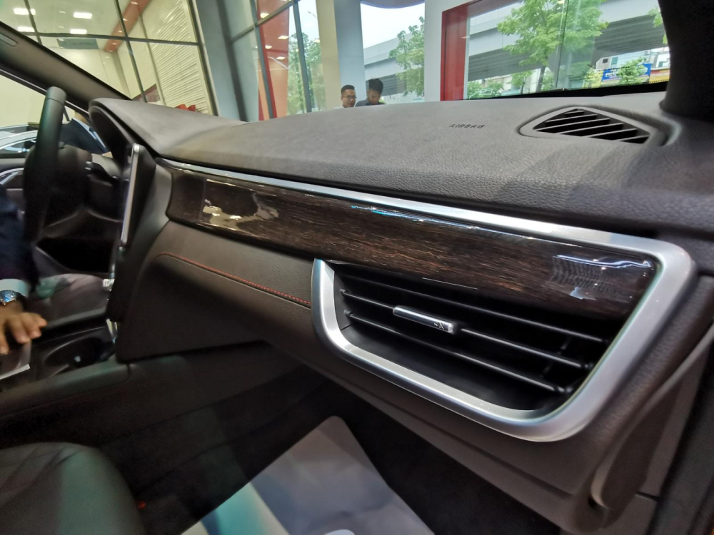 Ốp gỗ phủ bóng trên táp-lô của xe