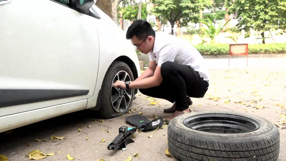 Lốp dự phòng cũng có 1 con ốc ở chính giữa lazang, bạn có thể tháo bằng tay để sử dụng lốp dự phòng. Lốp dự phòng cũng có 1 con ốc ở chính giữa lazang, bạn có thể tháo bằng tay để sử dụng lốp dự phòng.